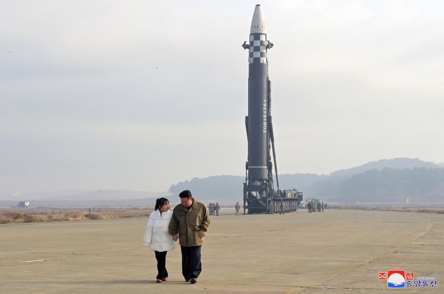 Лидер КНДР Ким Чен Ын с дочерью Ким Джу Э. Фото © kcnawatch.org