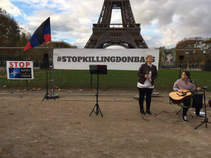 Украинцы избили двух французских блогерш на акции в поддержку Донбасса в Париже