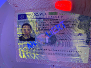 Москвичке выдали шенгенскую визу, на которой отказ виден только под ультрафиолетом