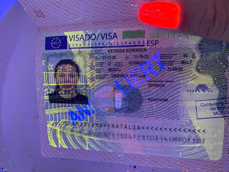 Москвичка получила шенгенскую визу, на которой отказ виден только под ультрафиолетом. Фото © Telegram / "Осторожно, Москва"