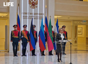 В Совфеде торжественно установили флаги новых регионов России