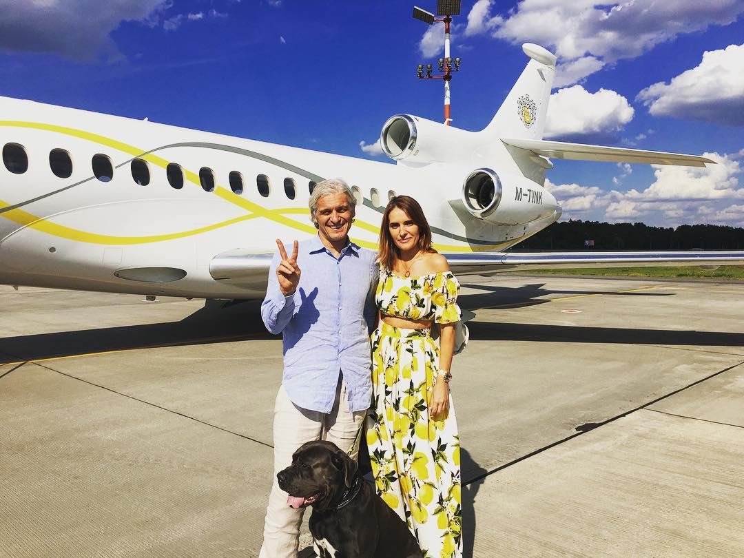 Олег Тиньков, супруга Рина Восман на фоне личного самолёта. Фото © Instagram (соцсеть запрещена на территории Российской Федерации) / olegtinkov