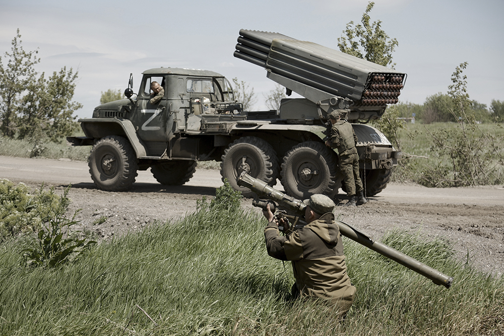 Военнослужащий перед началом ведения огня из переносного зенитно-ракетного комплекса с позиции. Фото © ТАСС / AP / Alexei Alexandrov