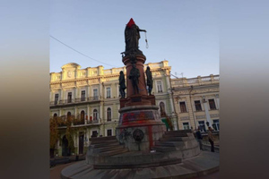 Вандалы превратили одесский памятник Екатерине II в виселицу