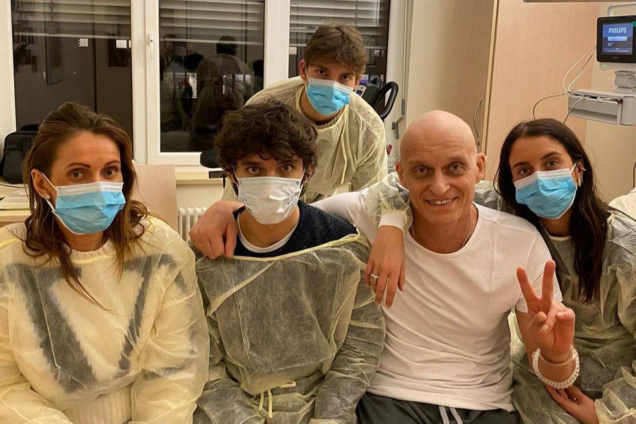 Олег Тиньков в больнице в окружении семьи. Фото © Instagram (соцсеть запрещена на территории Российской Федерации) / olegtinkov