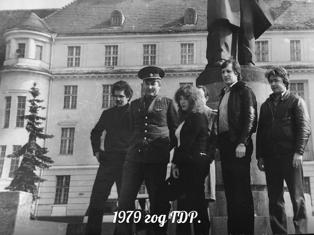 Алла Пугачёва с военными, 1979 год, ГДР. Фото © fan-club-alla.ru