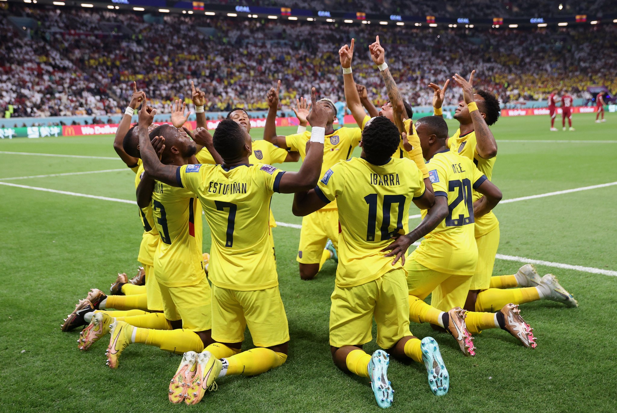 Стены не помогли: Сборная Эквадора в первом матче ЧМ по футболу обыграла Катар со счётом 2:0