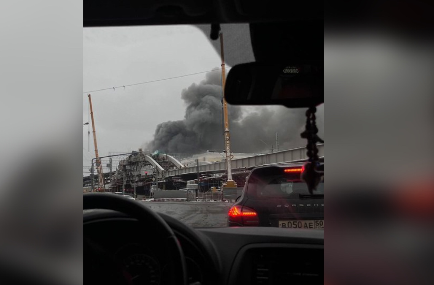 Площадь трёх вокзалов в Москве заволокло дымом из-за мощного пожара
