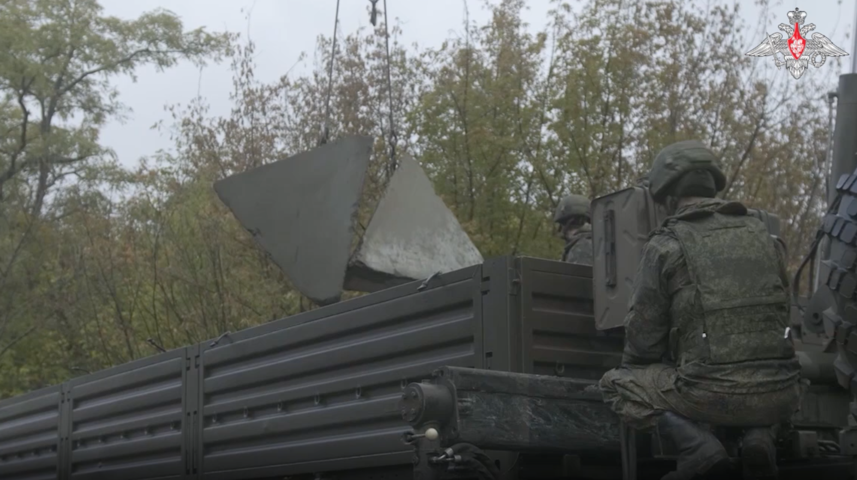 Возведение противотанковых заграждений российскими военными на Украине сняли на видео