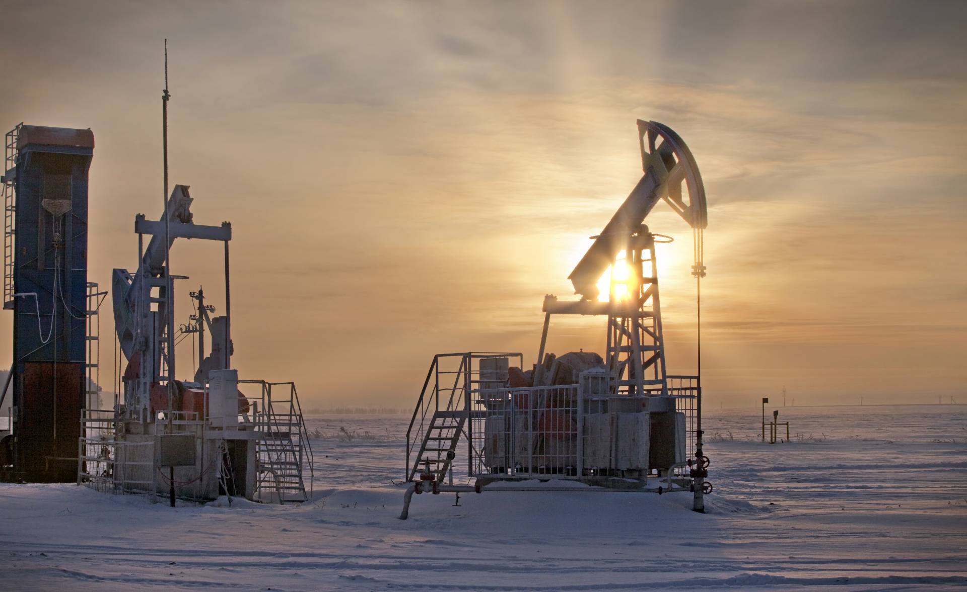 Сургут буровая. Нефтяная вышка. Нефтяные вышки в Арктике. Нефтяные вышки в России. Добыча нефти в Арктике.