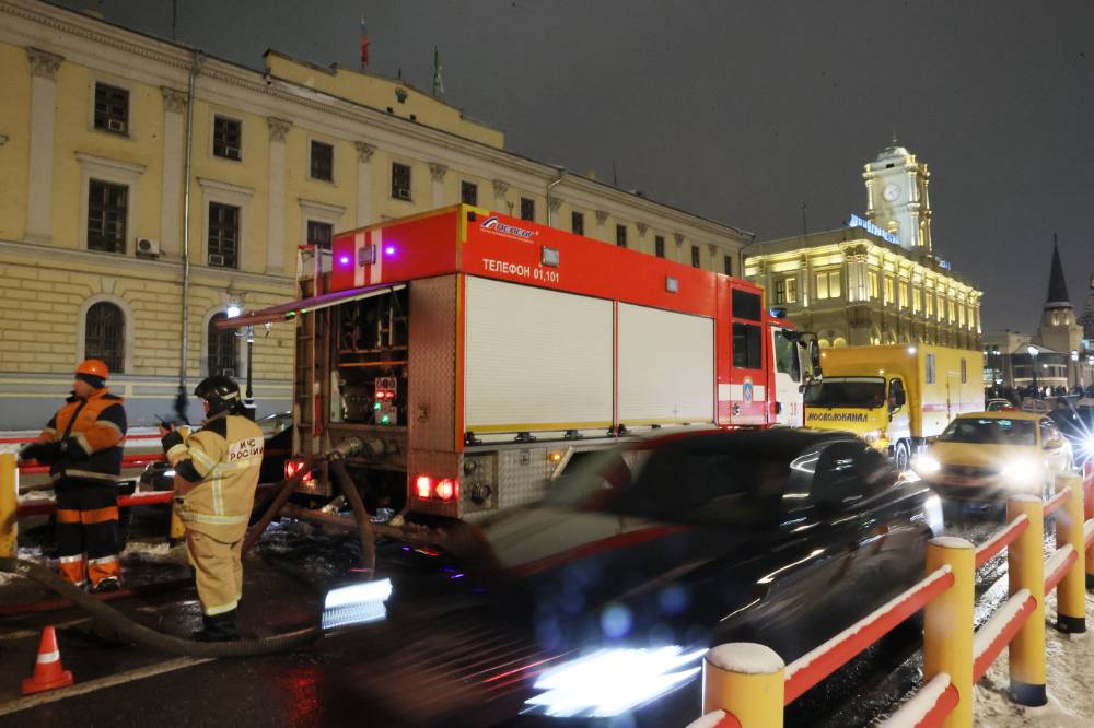 МЧС: Пожар на Комсомольской площади в Москве полностью потушен