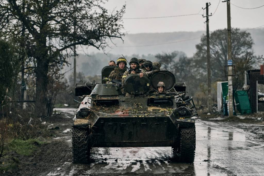 Бойцы ВСУ. Обложка © ТАСС / AP / LIBKOS