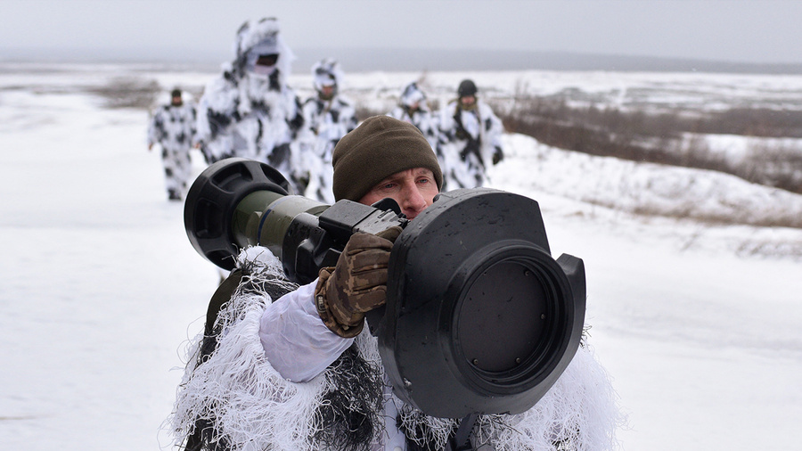 Украинские военные отрабатывают применение британских противотанковых ракетных комплексов NLAW. Обложка © ТАСС / EPA / MARKIIAN LYSEIKO