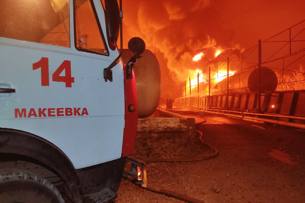Пожар на нефтебазе в Макеевке возник после обстрела ВСУ. Фото © МЧС ДНР