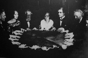 "Вызываю дух отца": Как российские цари спиритизмом занимались