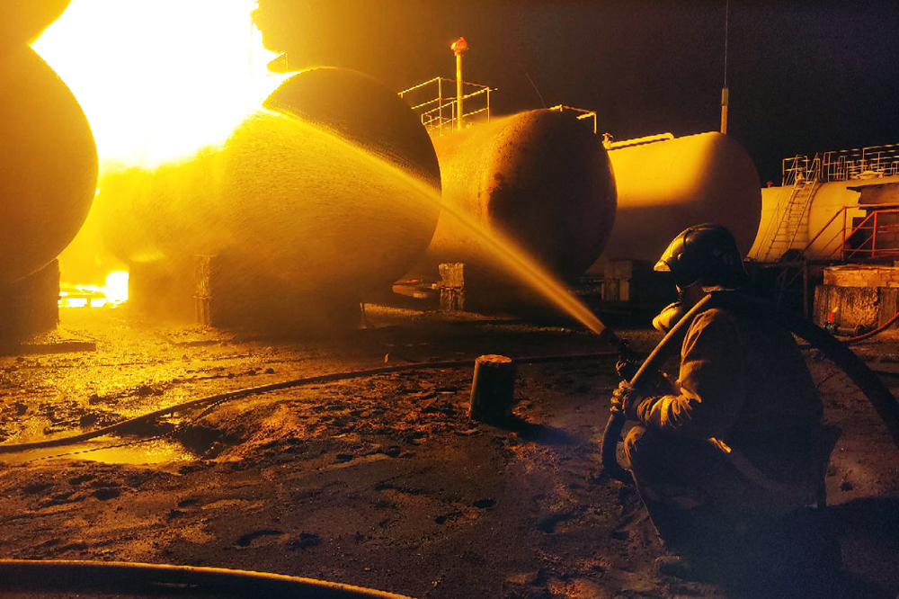 Пожар на нефтебазе в Макеевке возник после обстрела ВСУ. Фото © МЧС ДНР
