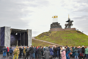 Кириенко и Мединский открыли восстановленный памятник князю Игорю в ЛНР