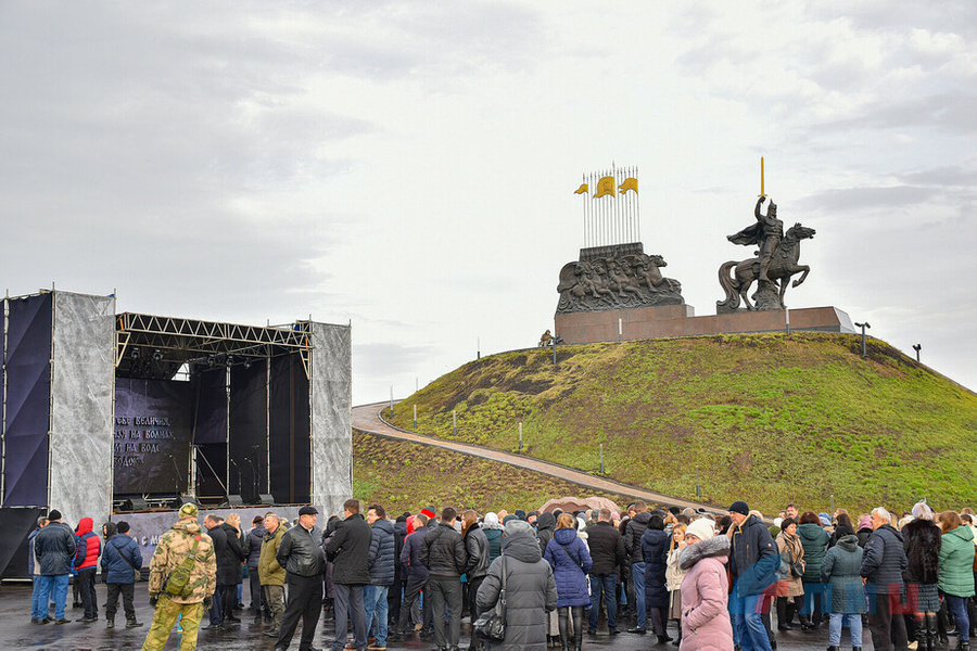 Открытие восстановленного памятника князю Игорю в ЛНР. Обложка © ЛИЦ