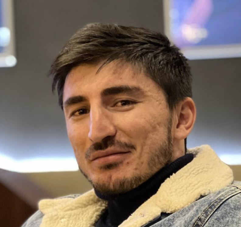 <p>Если девушка не сказала, чего конкретно хочет, и не показала это, лучше не экспериментировать. Минимум — не угадаете с цветом, текстурой, свойствами. Максимум — нанесёте вред её коже, если она всё же захочет попробовать не подходящую ей тушь или крем из уважения к дарителю</p>