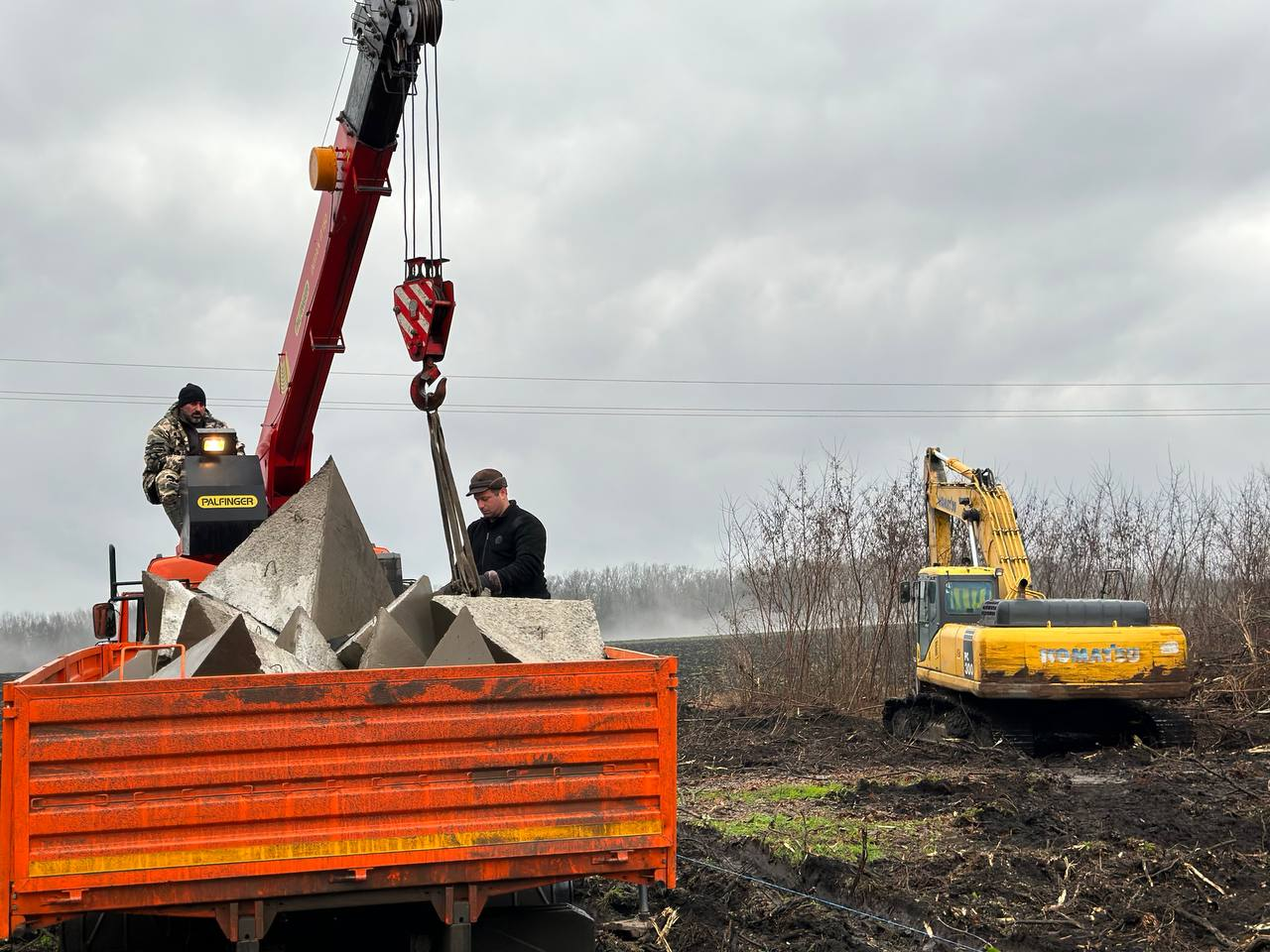 Белгородский губернатор Гладков показал строительство засечной черты на границе с Украиной