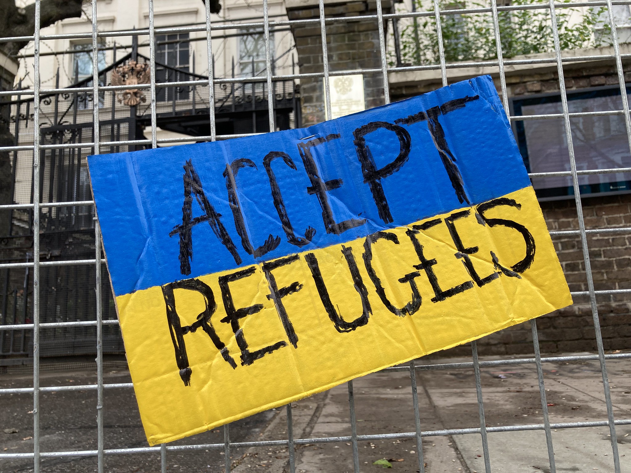 Надпись "Принимаем беженцев". Фото © Flickr / Matt Brown
