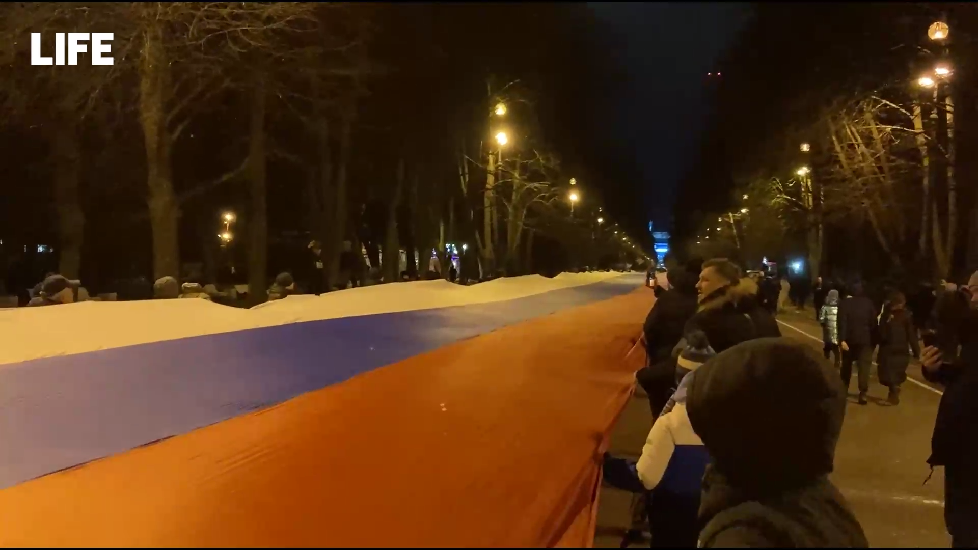 В Санкт-Петербурге футбольные фанаты развернули 600-метровый "сербско-русский" флаг