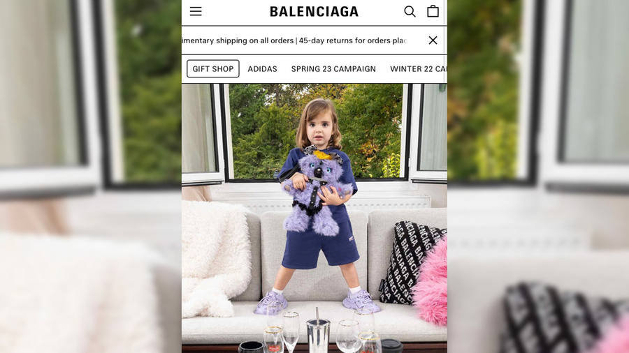 Новая реклама на сайте Balenciaga с детьми и игрушками в БДСМ-костюмах. Фото © Twitter / Slarty Bartfast
