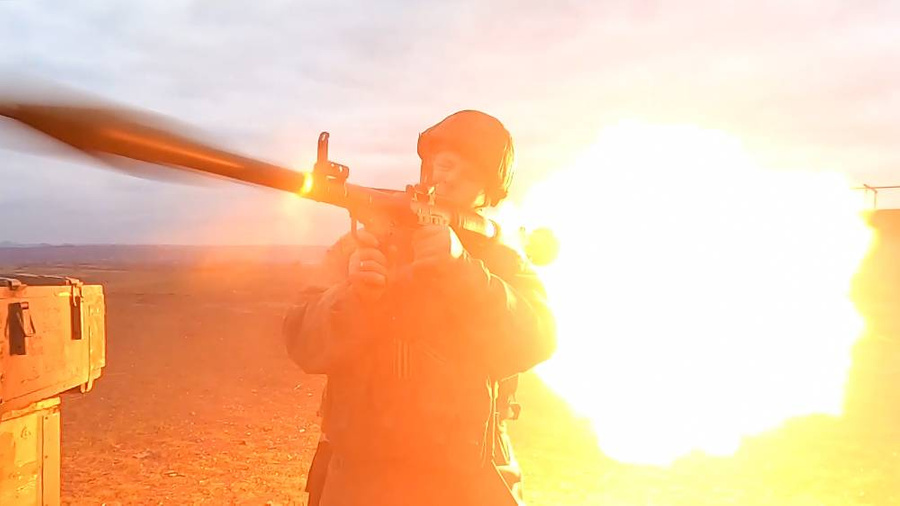 Военнослужащий РФ во время стрельбы из ручного противотанкового гранатомёта РПГ-7. Фото © ТАСС / Пресс-служба Минобороны РФ