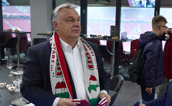 Орбан призвал разделять футбол и политику после критики из-за шарфа с "Великой Венгрией"