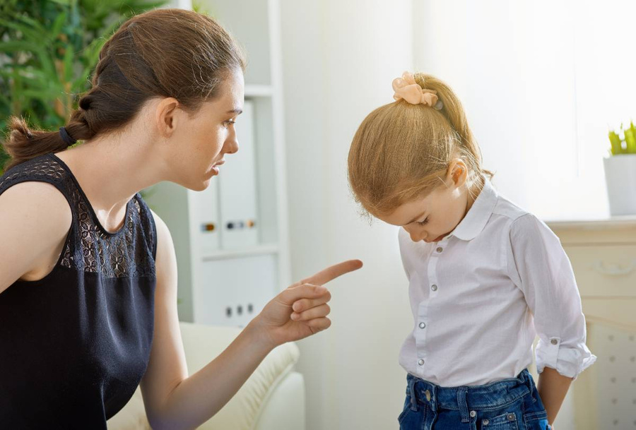 Использовать фразу "Ты ведёшь себя как маленький" против ребёнка совершенно ни к чему. Фото © Shutterstock