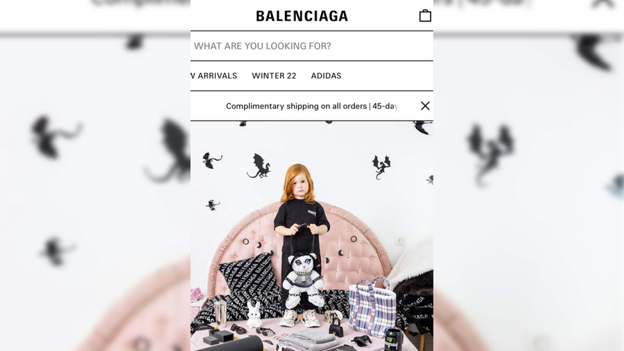 Новая реклама на сайте Balenciaga с детьми и игрушками в БДСМ-костюмах. Фото © Twitter / Slarty Bartfast