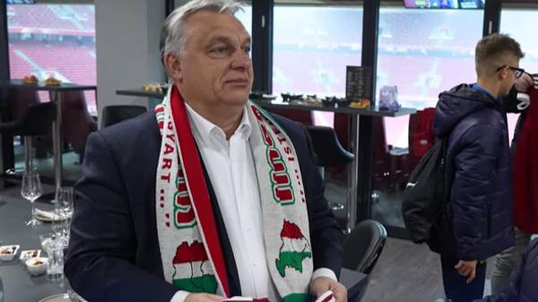 Украина потребовала извинений от Венгрии за скандальный шарф Орбана