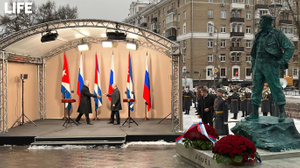 Путин и Диас-Канель открыли в Москве памятник Фиделю Кастро