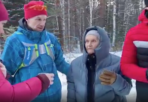 Бродившая сутки по лесу пенсионерка сперва спросила спасателей, поели ли они её борща