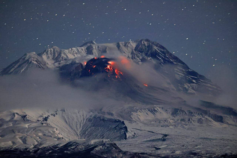 Извержение вулкана Шивелуч. Фото © Пресс-служба Института вулканологии и сейсмологии ДВО РАН