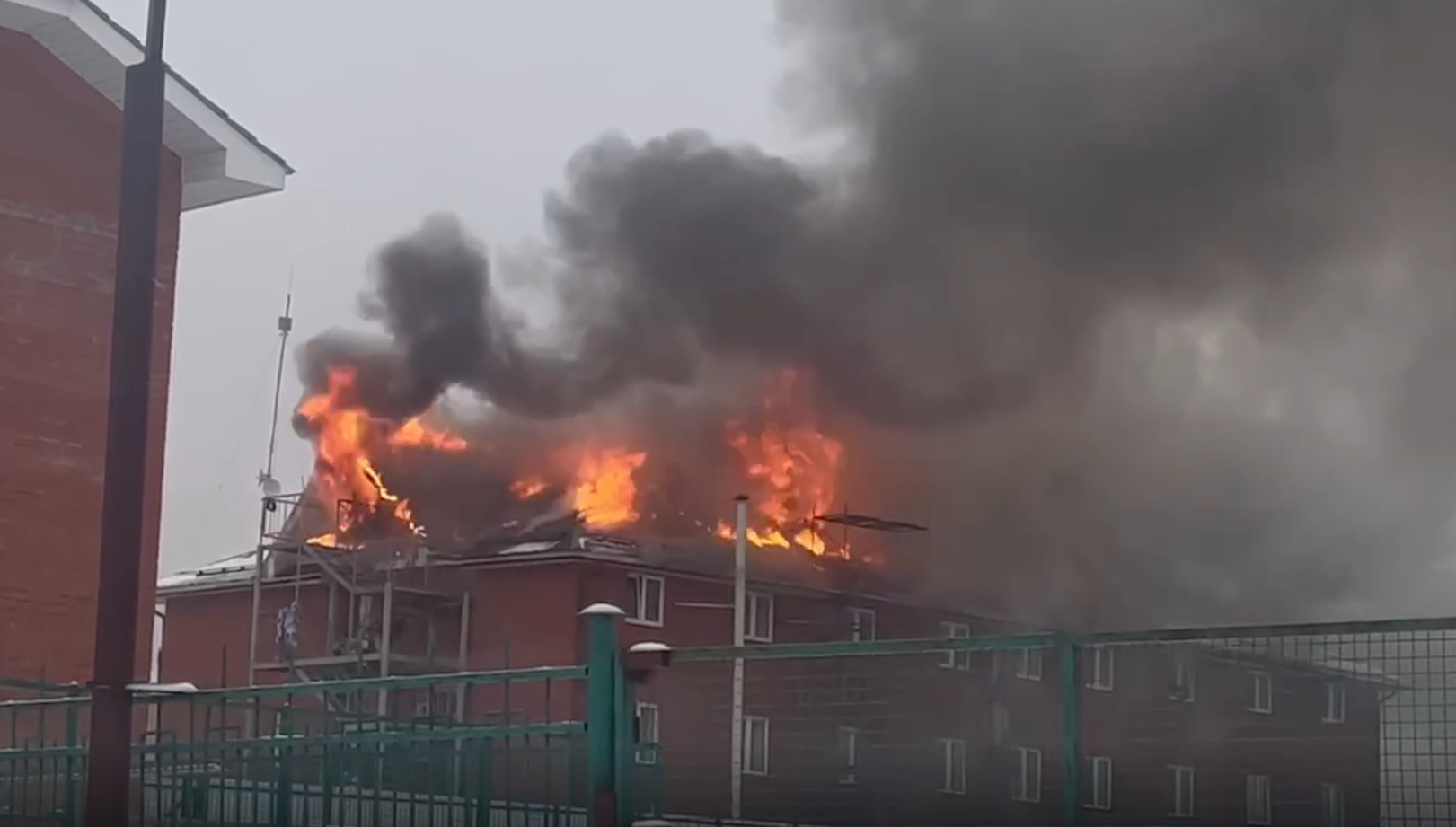 Пожар охватил крышу хостела в подмосковном Солнечногорске