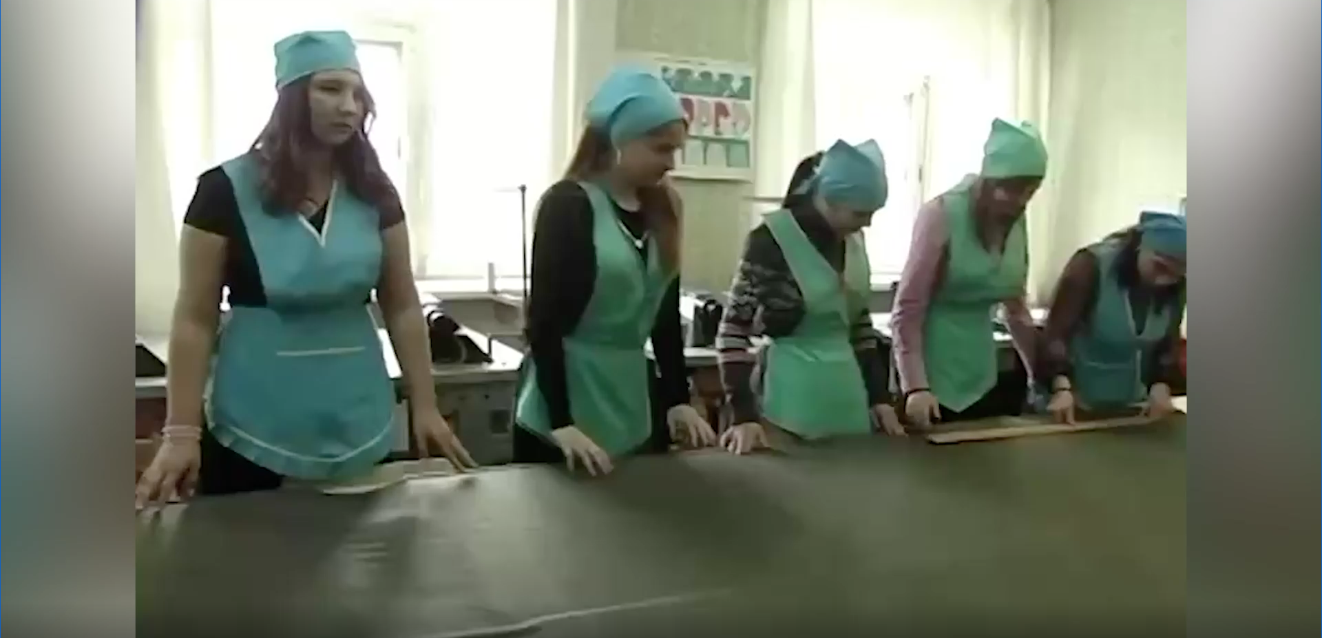Студентки в ДНР шьют толстовки, балаклавы и термобельё для военнослужащих