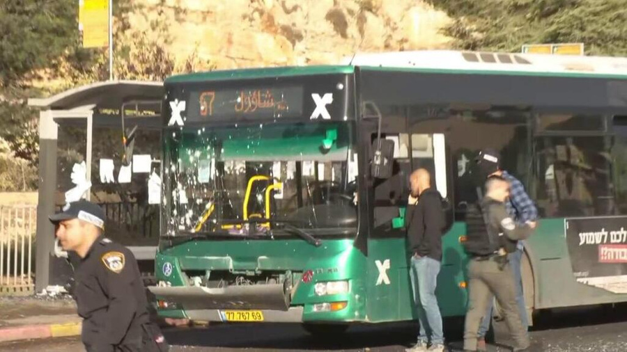 <p>Автобус, повреждённый в результате взрыва. Обложка © Twitter / <a href="https://twitter.com/ynetnews/status/1595302136715399169/photo/1" target="_blank" rel="noopener noreferrer">Ynetnews</a> / Gil Yohanan</p>