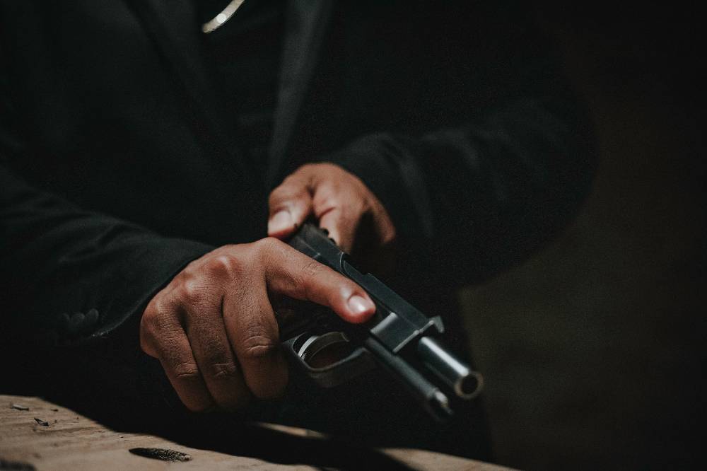 Постоялец отеля под Санкт-Петербургом расстрелял следователя и скрылся