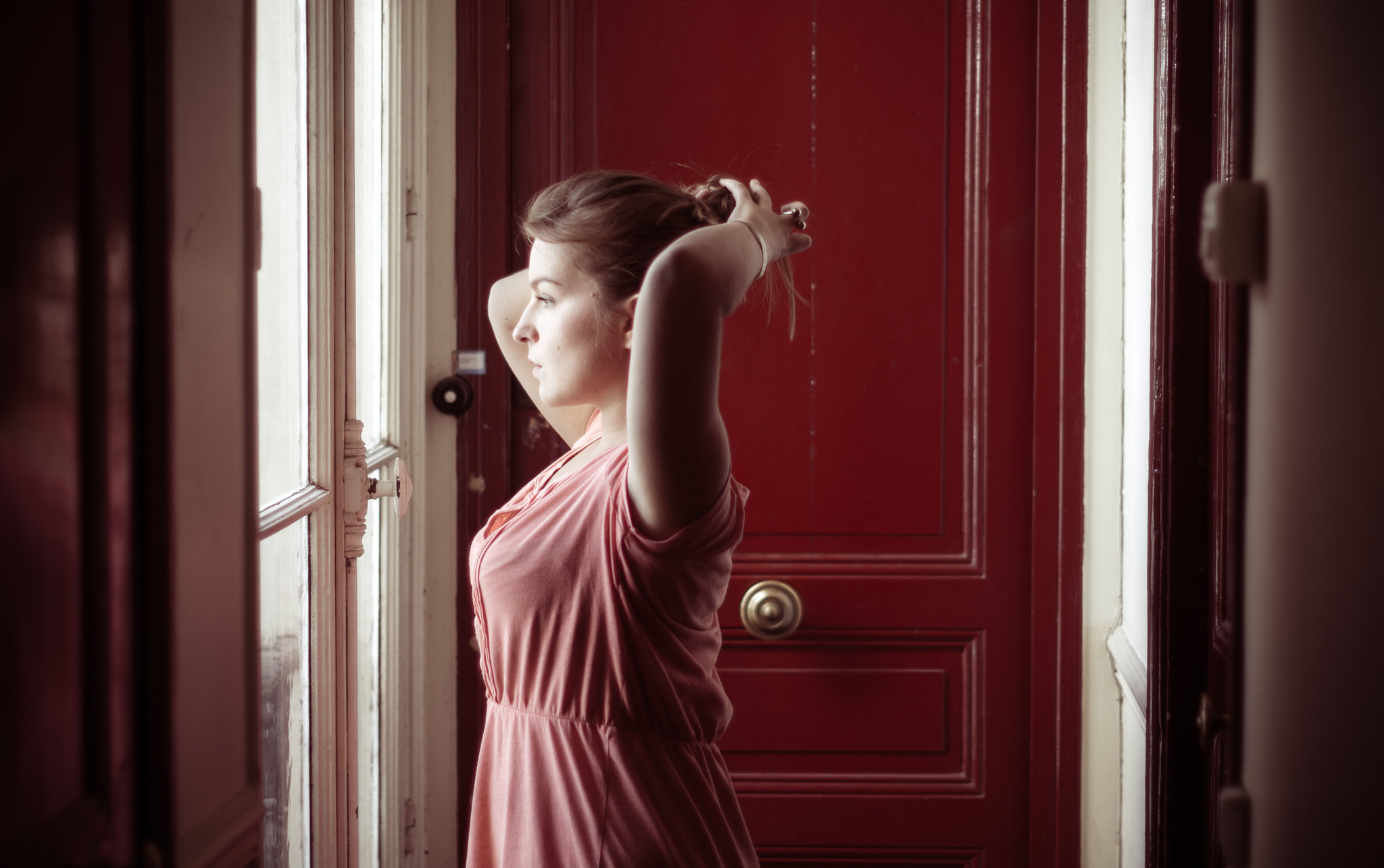 Если хотите привлечь в дом удачу, следует выбрать входную дверь красного оттенка. Фото © Flickr / Ben Raynal