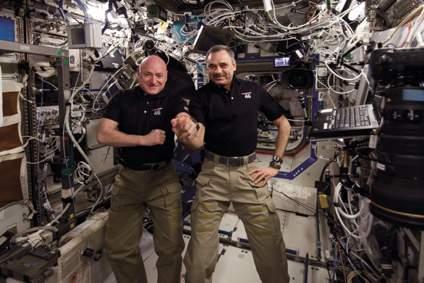 Астронавт Скотт Келли и космонавт Михаил Корниенко на борту МКС. Фото © vesvks.ru