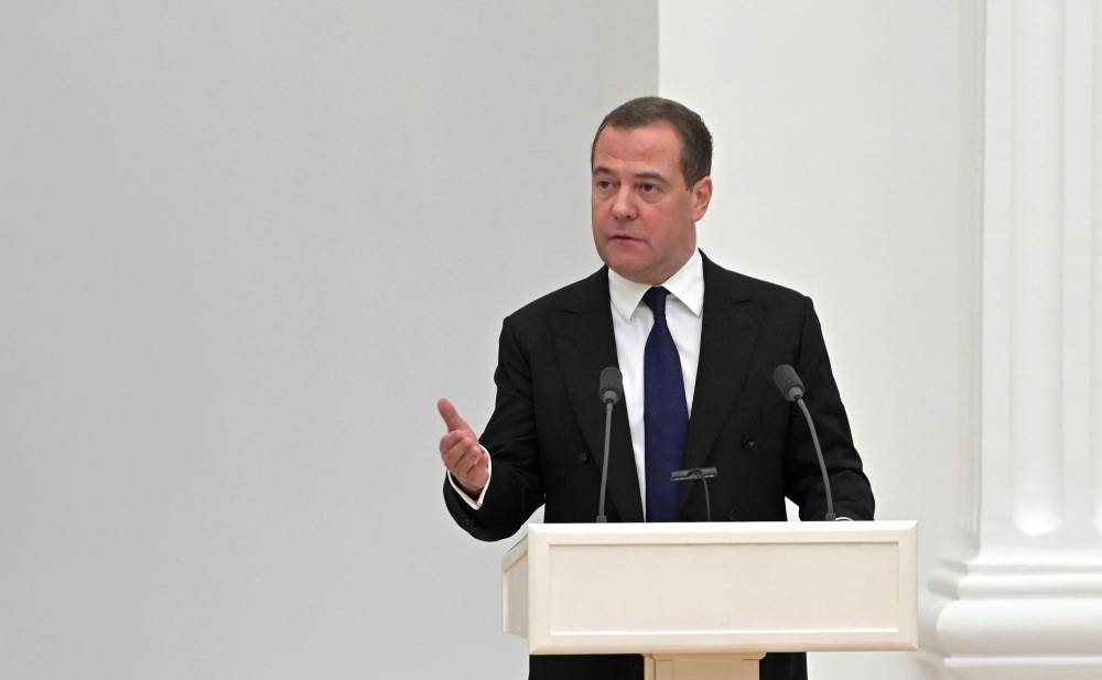 Медведев призвал Запад не надеяться на истощение запасов оружия ВС РФ