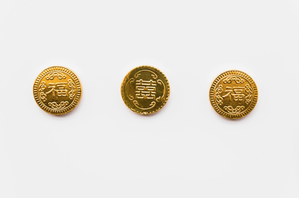 Для привлечения удачи в жилище под коврик в прихожей положите три китайские монетки. Фото © Freepik