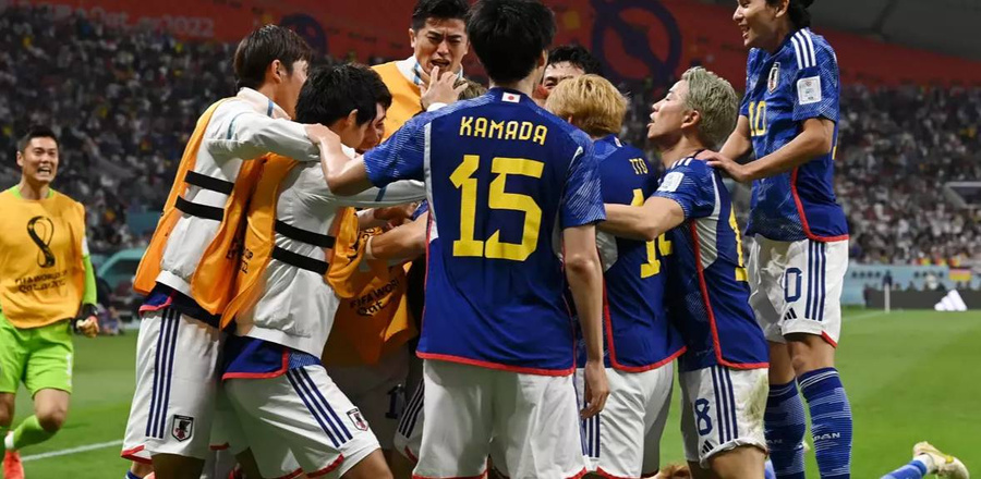 Футболисты Японии празднуют гол в ворота Германии. Обложка © FIFA