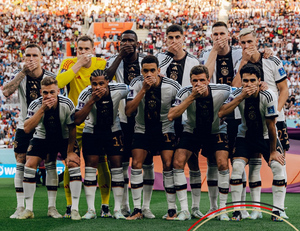 Игроки сборной Германии закрыли рты на групповом фото на ЧМ, выразив протест ФИФА