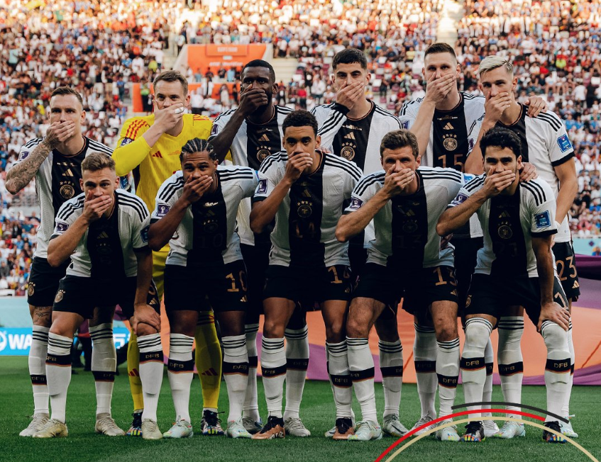 Игроки сборной Германии с закрытыми ртами. Обложка © Twitter / Germany