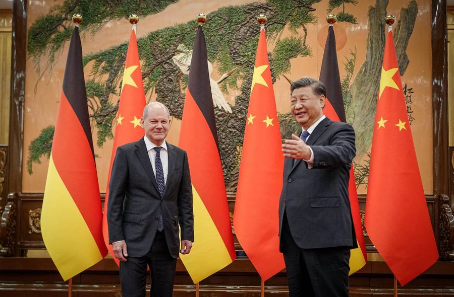 Канцлер Германии Олаф Шольц и председатель КНР Си Цзиньпин (слева направо) во время встречи в Пекине. Фото © ТАСС / dpa / picture-alliance