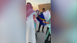 На ЧМ в Катаре у журналиста отобрали флаг штата Бразилии, приняв его за символ ЛГБТ