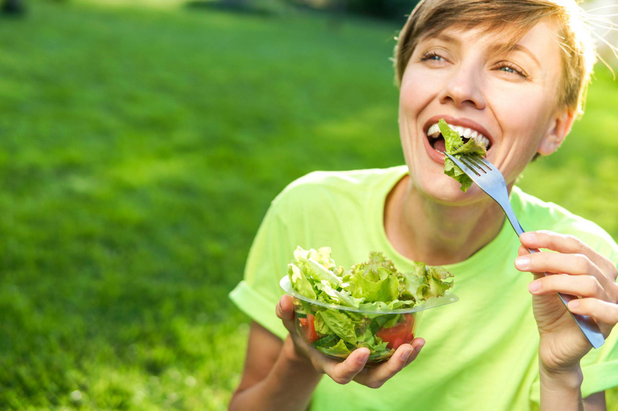 На правильную работу процессов внутри организма сильно влияет пища. Фото © Shutterstock
