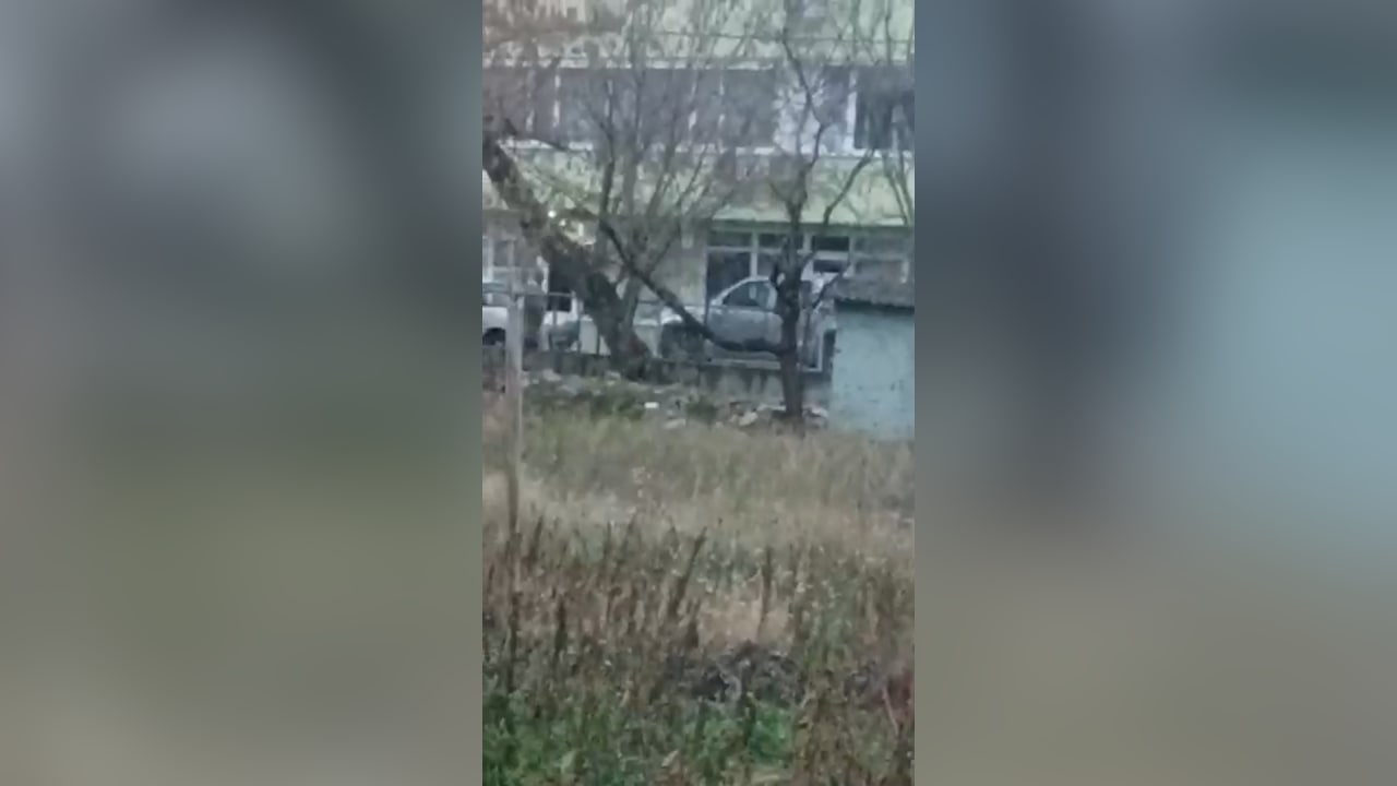 Убийцу из Крымска засняли на видео во время странных перебежек между машинами с винтовкой